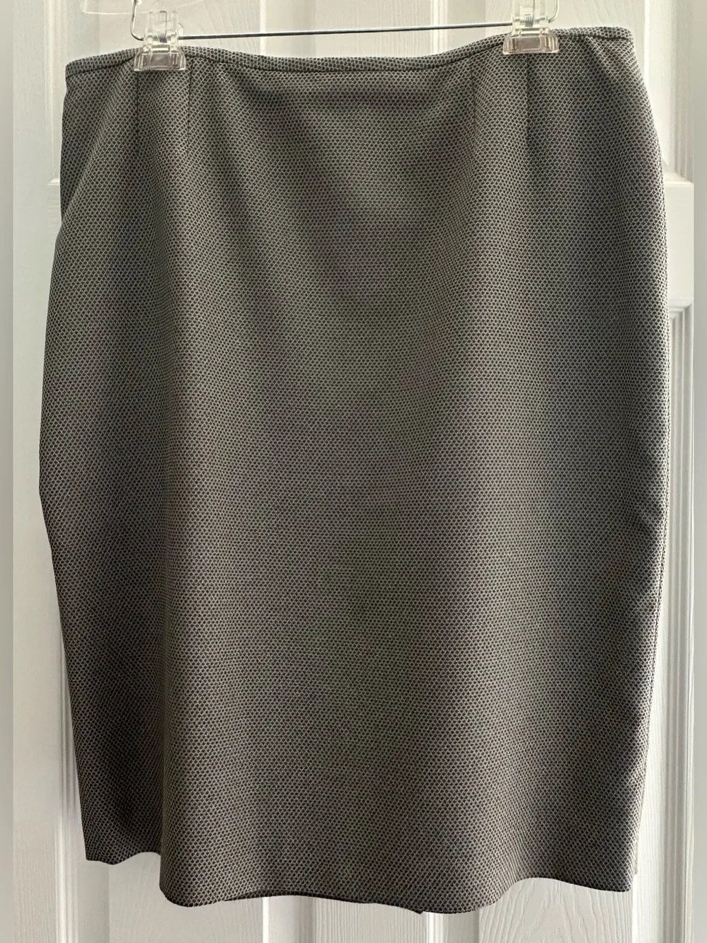 Gently worn Le Suit Women's Gray Textured 2 Piece 3/4 Sleeve Skirt Suit - Gray